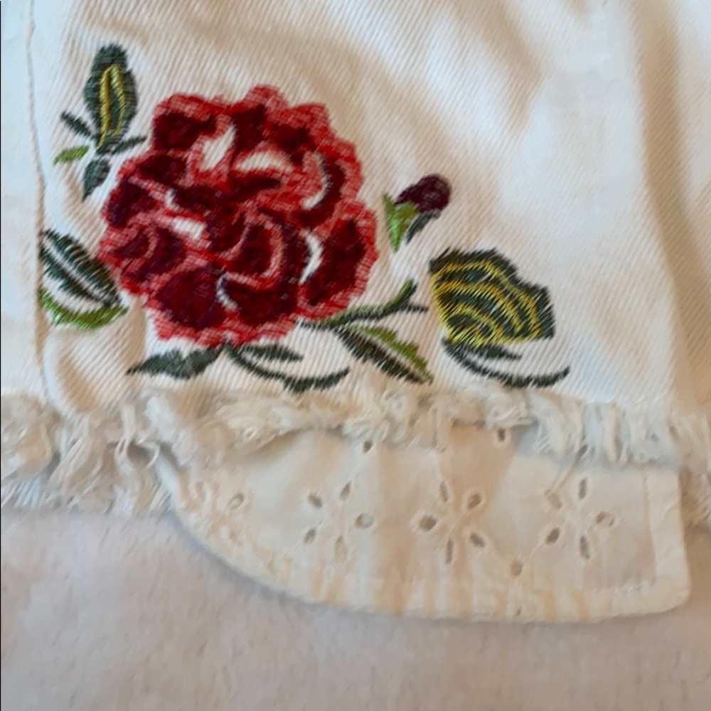 WHITE DENIM SHORTS WITH ROSES - Picture 5 of 5